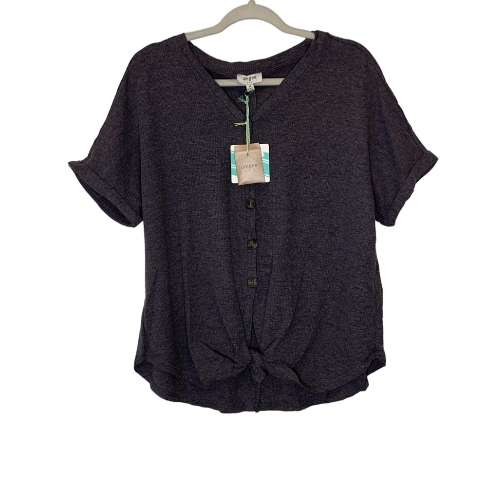 UMGEE NWT grey waffle knit button up‎ vneck top. Size M